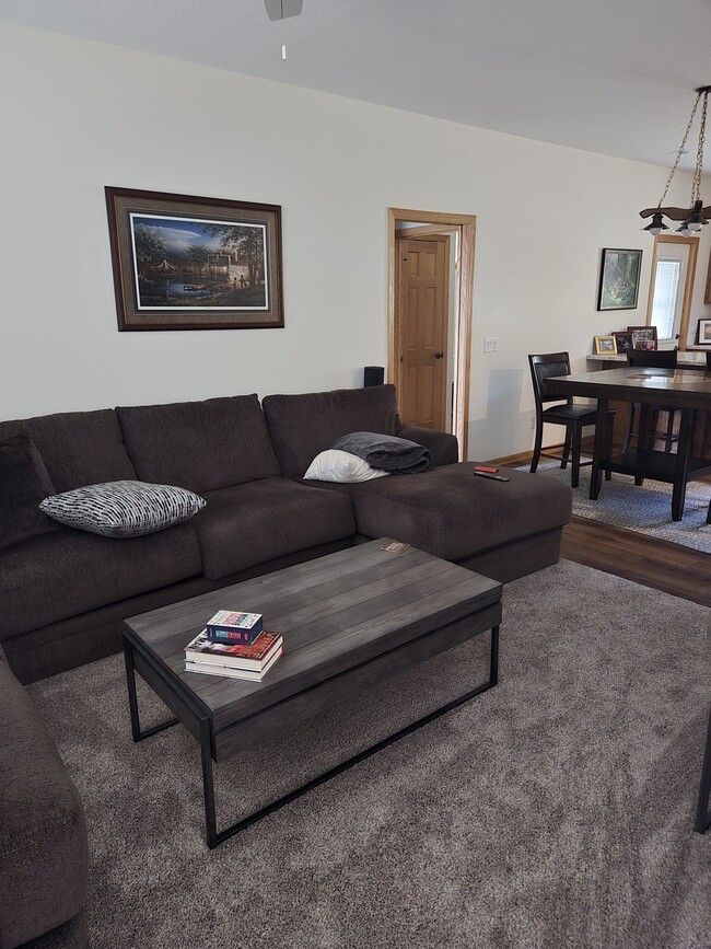 Building Photo - 171 W Cemetery Rd