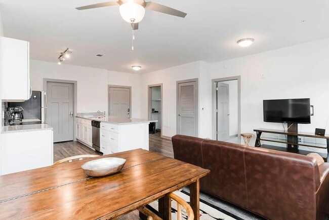 Building Photo - Furnished Luxury Condo on Riverfront Parkw...
