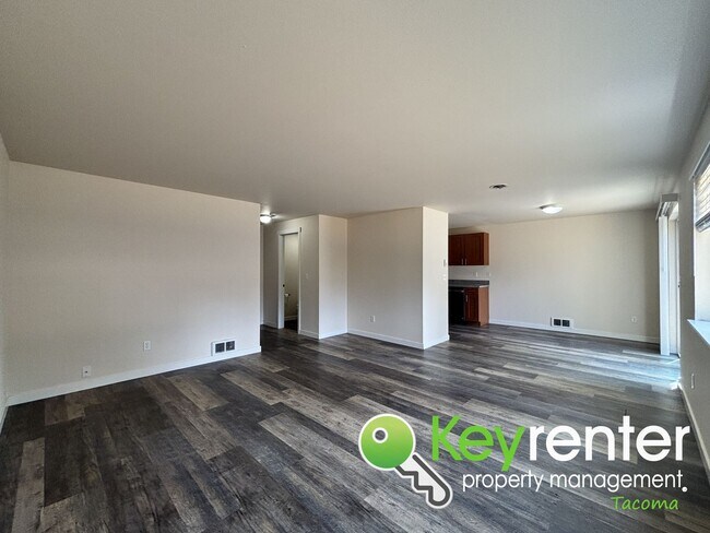 Building Photo - Spacious 3-Bedroom Home in Quiet Lakewood ...