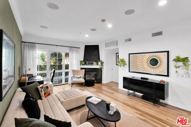 Foto del edificio - 851 N San Vicente Blvd