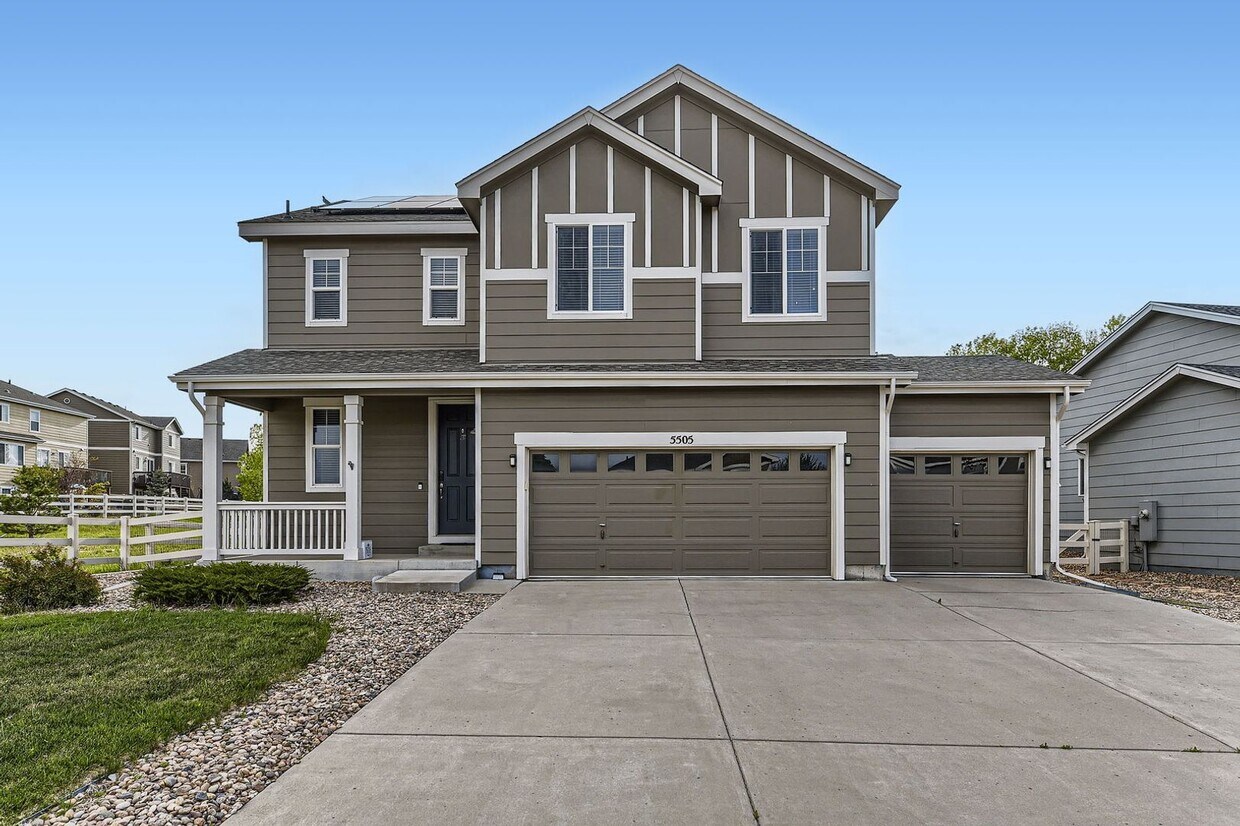 Foto principal - Beautiful 2 story 2,518 sq ft 4 bed 2.5 ba...