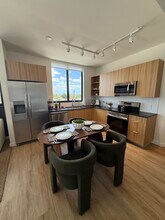 Building Photo - 941 E 22nd St