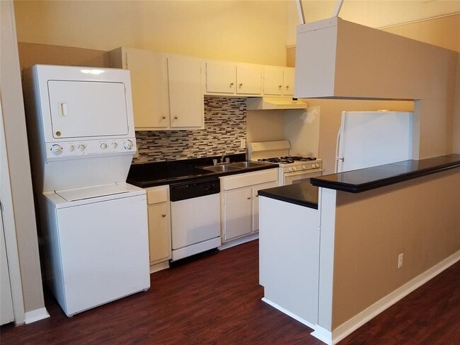 Building Photo - 606 W 51st St