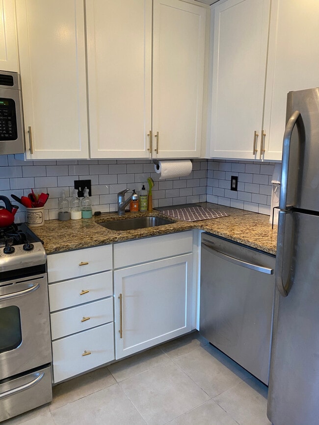 Kitchen - 912 Shepherd St NW