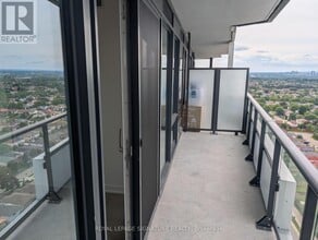 Building Photo - 448 Burnhamthorpe Rd W