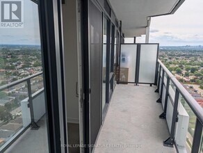 Building Photo - 448 Burnhamthorpe Rd W