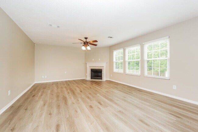 Foto del edificio - 1102 Seven Oaks Blvd