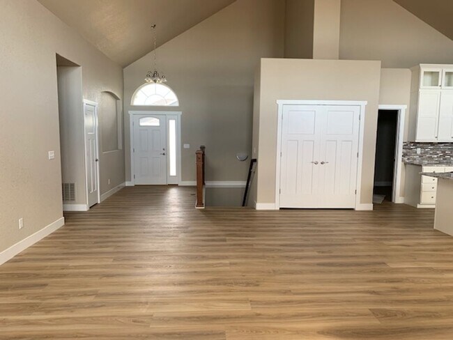 Building Photo - Beautiful 5 Bedroom, 3 Bath Executive Home!