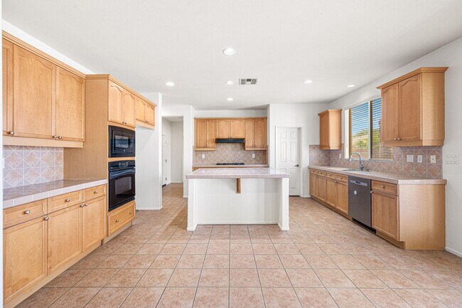Foto del edificio - 83448 Wagon Rd
