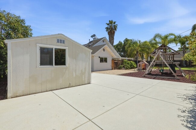 Foto del edificio - Light-Filled Home on Expansive Lot in Top-Rated School District with Vaulted Ceilings & Entertain...