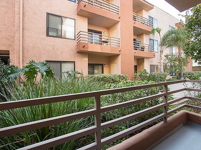Foto del edificio - 6815 Remmet Ave