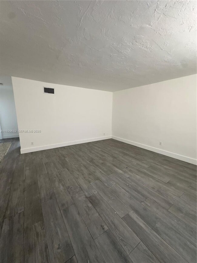 Building Photo - 1895 Venice Park Dr