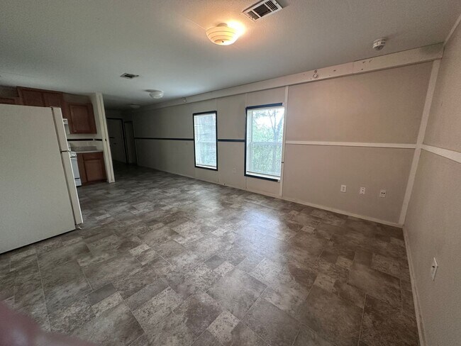 Building Photo - 2 Bedroom Home Available!