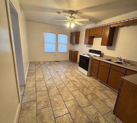 Foto del edificio - Looking for a place with extra space and easy living?