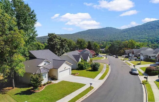 Building Photo - 211 Hollington Dr NE