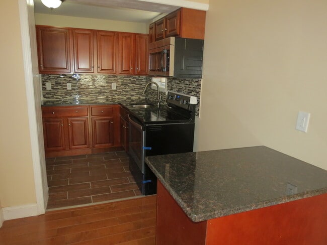 Building Photo - Great 2 Bedroom Available in Lower Moyamen...