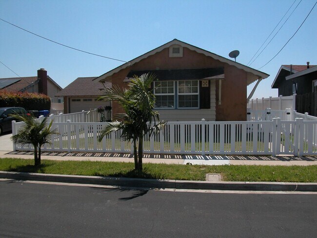 Foto del edificio - Charming 4-Bed 3-Bath in Paradise Hills