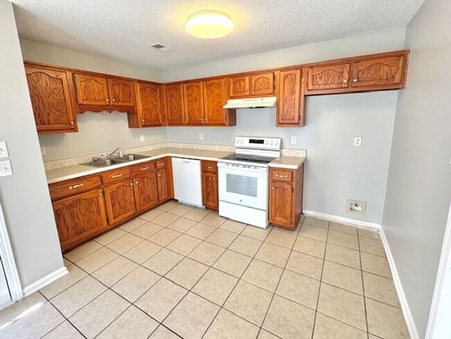 Building Photo - Now Leasing a 3-Bedroom 2.5 Bath in Southa...