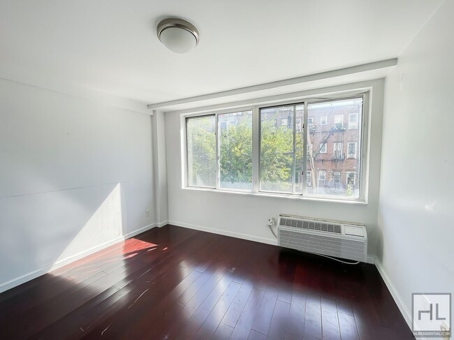 Building Photo - STANHOPE STREET / Spacious 1-Bed 1-Bath / ...