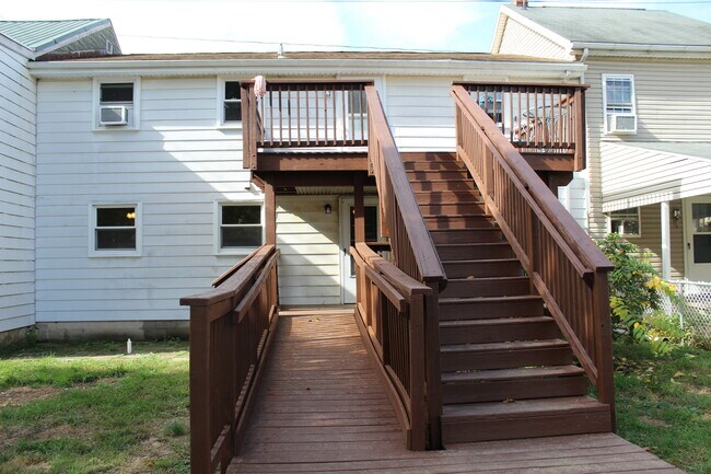 Building Photo - 303 N East St