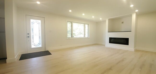 Building Photo - 101 Maple Dr