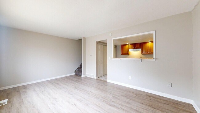 Foto del edificio - Elyria - updated 2 bedroom/1 bath townhouse.