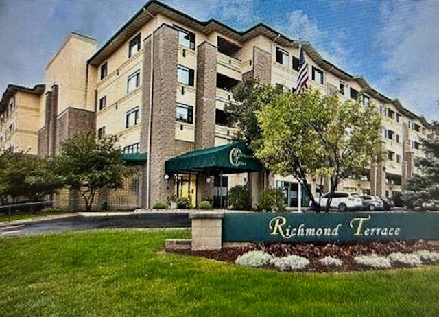 Front facade of Richmond Terrace - 400 N Richmond St