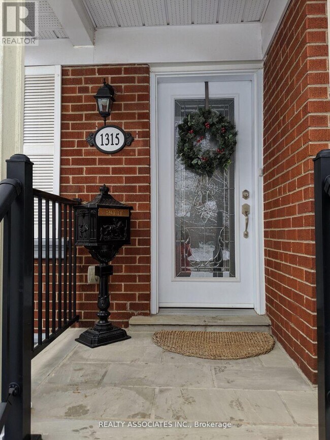 Photo du bâtiment - 1315 Crossfield Bend