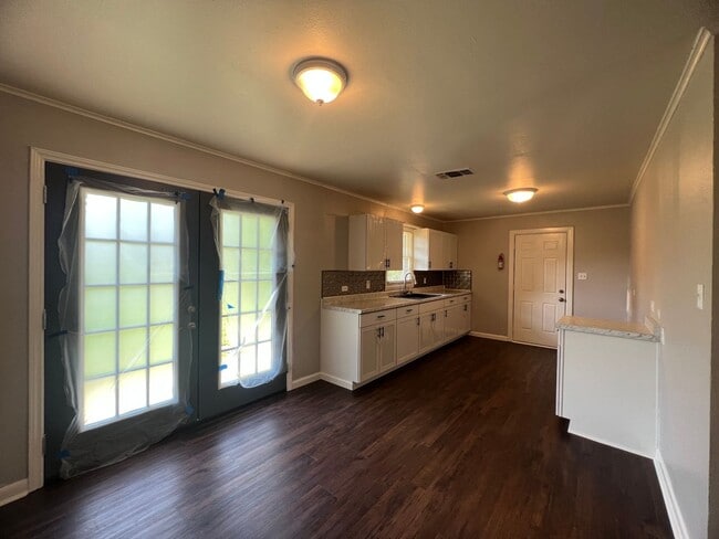 Building Photo - Updated and ready for tenant....