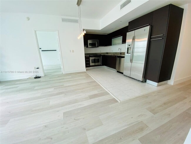 Building Photo - 950 Brickell Bay Dr