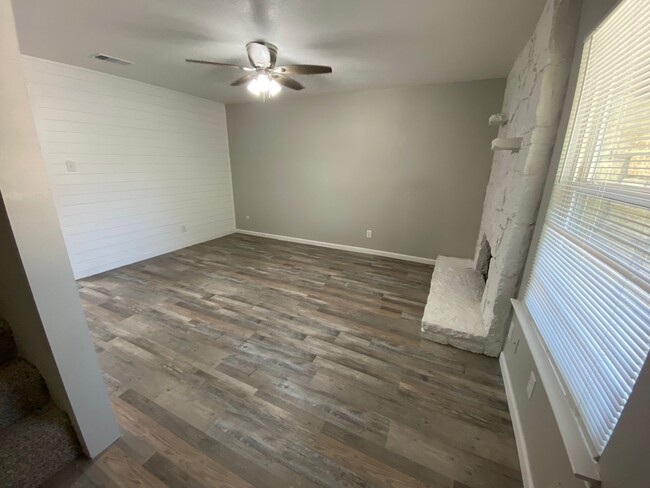 Building Photo - 2 bed 1.5 bath Townhome