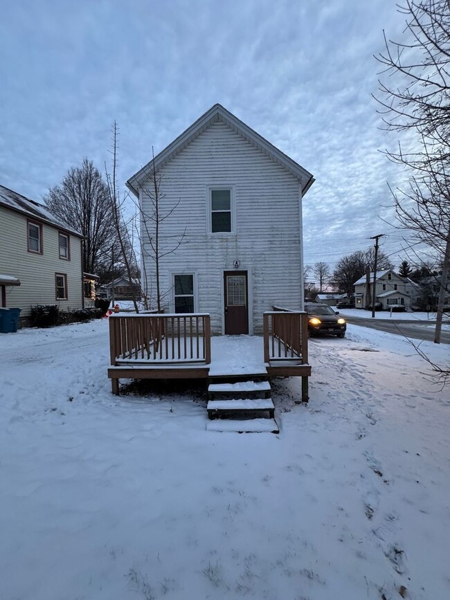 Building Photo - 100 Smithsonian St