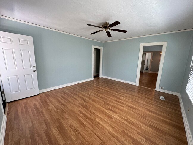 Building Photo - Freshly Updated 2 bed 1 bath house with fe...