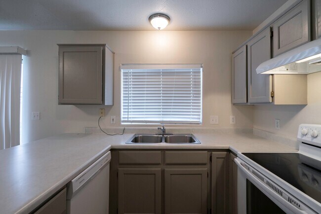 Building Photo - Cozy 3 Bedroom 2 bathroom home located nea...