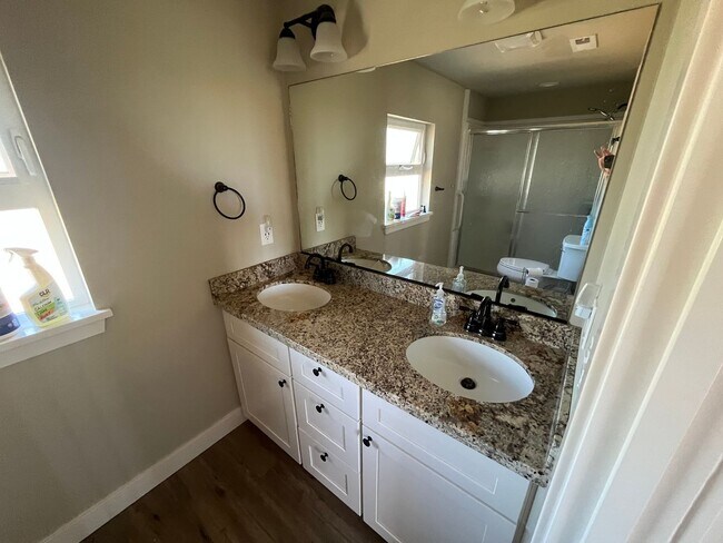 Foto del edificio - Large 2 bed 1 bath house in the country