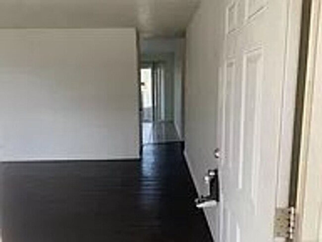 Building Photo - E 11th Ct Duplex