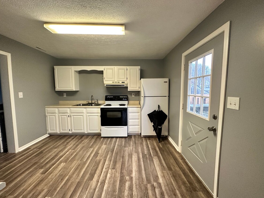 Foto principal - 2 Bedroom, 1 Bath Upstairs Studio Apartment