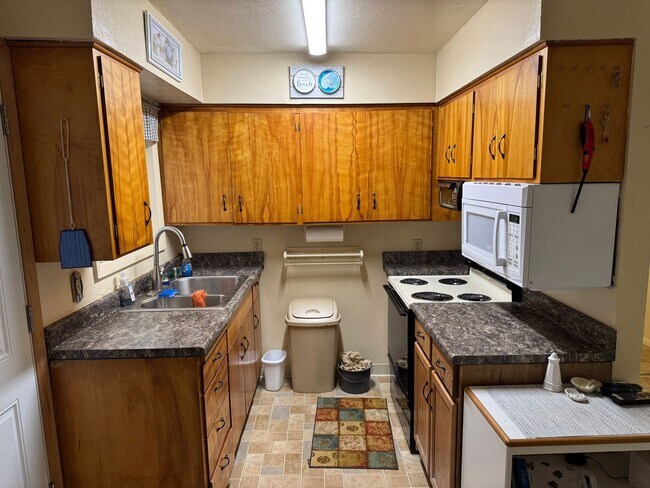 Foto del edificio - 3 Bedroom House in Quiet Neighborhood