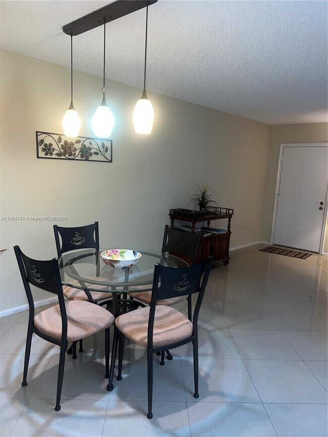 Foto del edificio - 3405 Bimini Ln