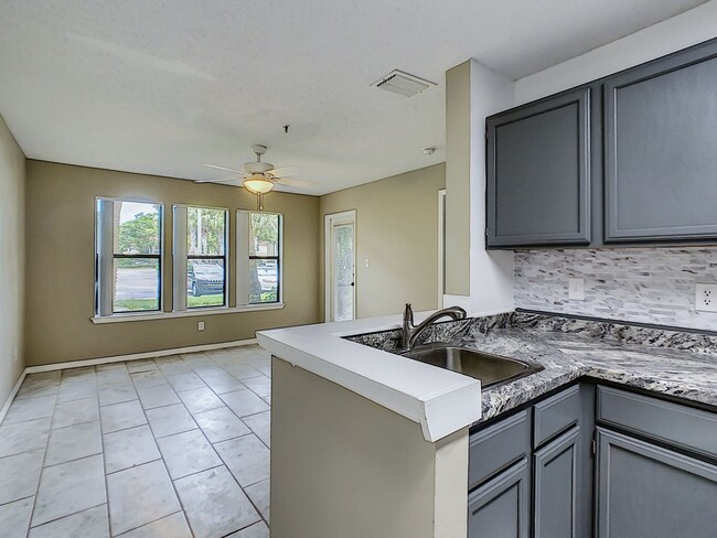 Building Photo - Perfectly Located 1 Bedroom/1 Bath First F...