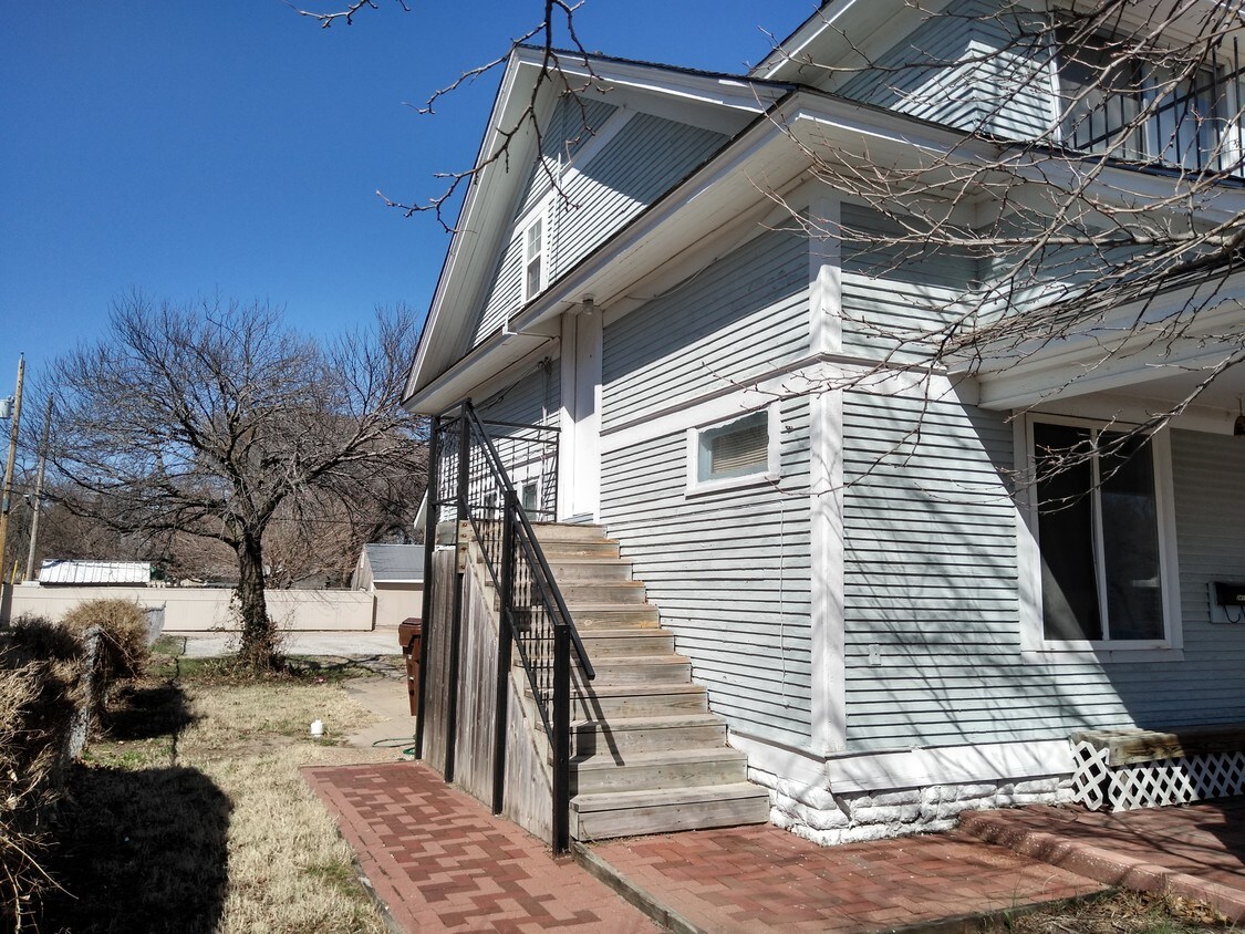 2410 1/2 W Douglas Ave, Wichita, KS 67203 Townhouse for Rent in Wichita, KS