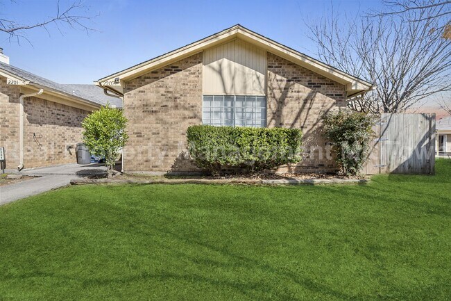 Building Photo - 2207 Roman Ct