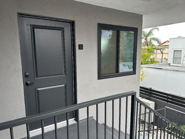 Foto del edificio - 2021 Beachwood Dr