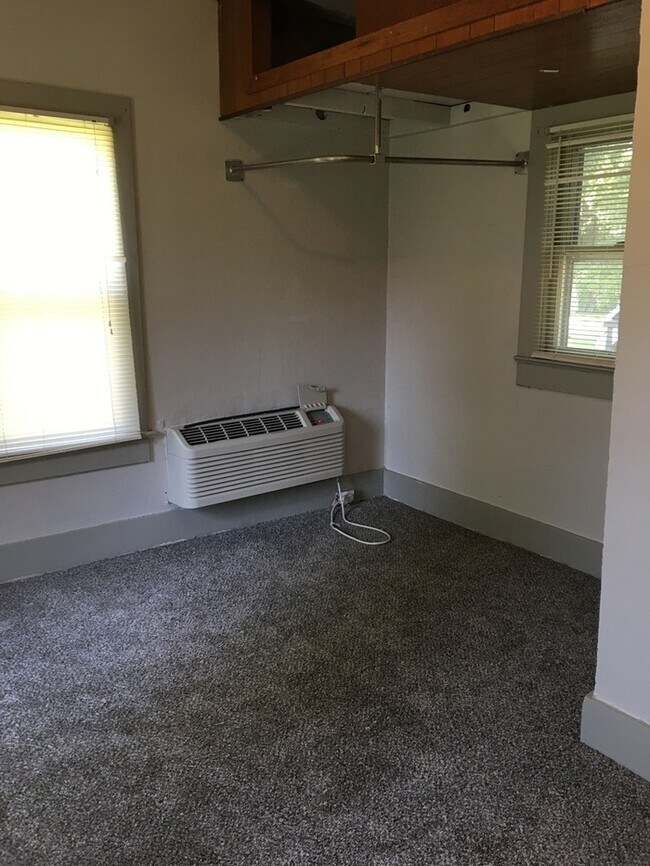 Building Photo - Nice 1 bedroom 1 bath Apt - Back Apartment