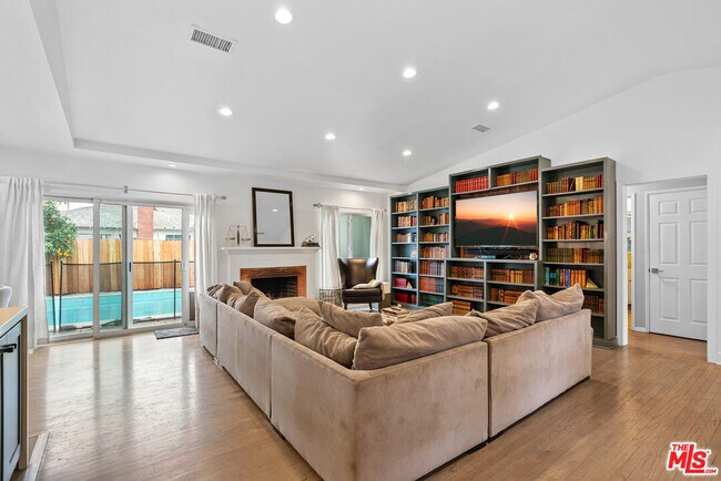 Foto del edificio - 6939 Noble Ave