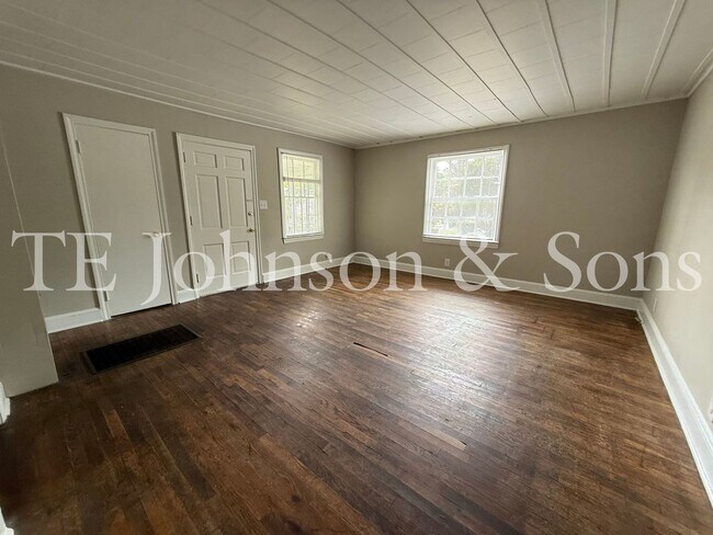 Building Photo - Corner Lot Duplex Situated Near Blum Park.
