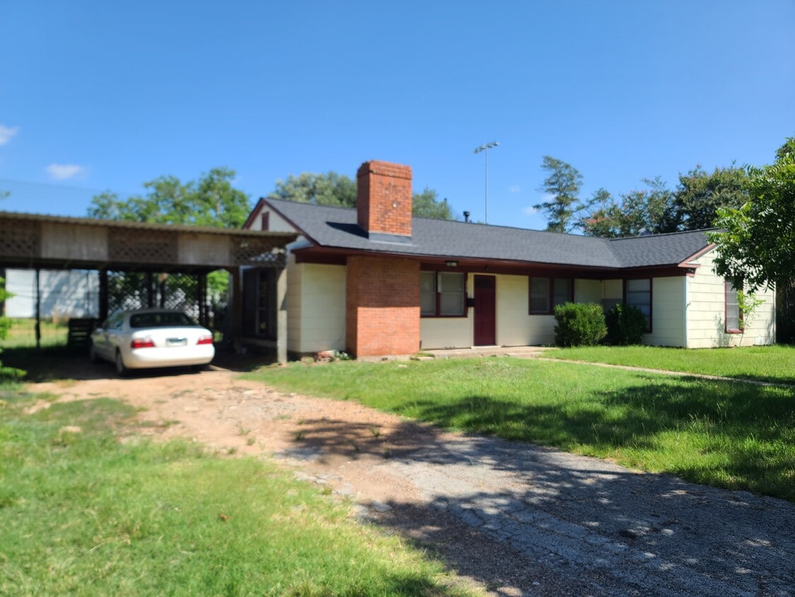 Primary Photo - 606 Churchill Dr