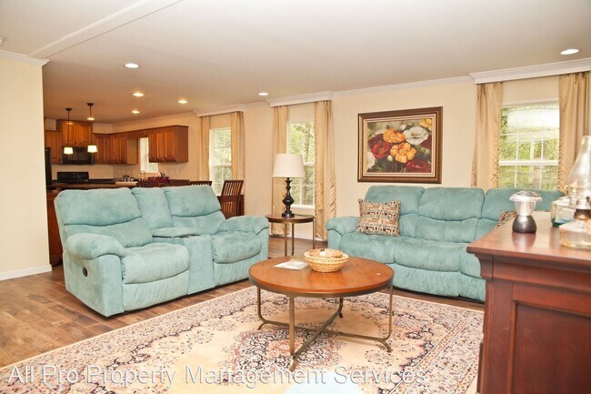 Building Photo - 3 br, 2 bath House - 805 Thorngrove Pike