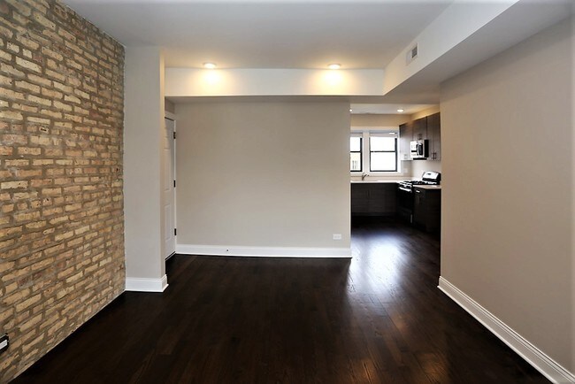 Building Photo - 2228 N Sawyer Ave
