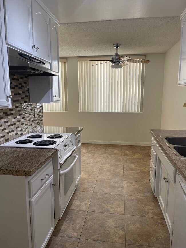 Cocina con estufa - 630 E Orange Grove Ave